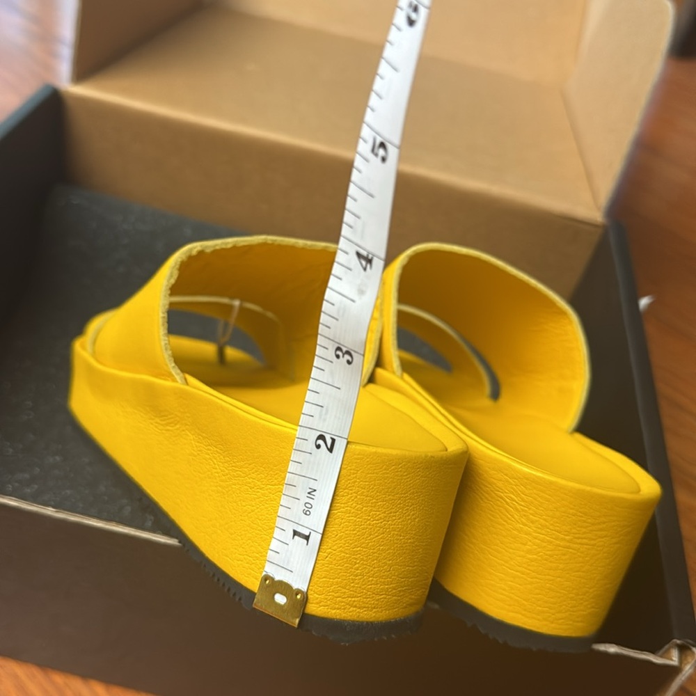 NEW—Vibram  Sandals - Picture 2 of 7